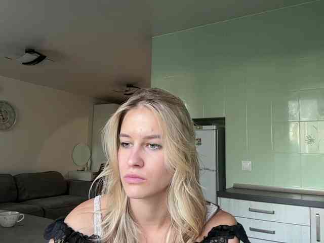 JenevaOcana webcam