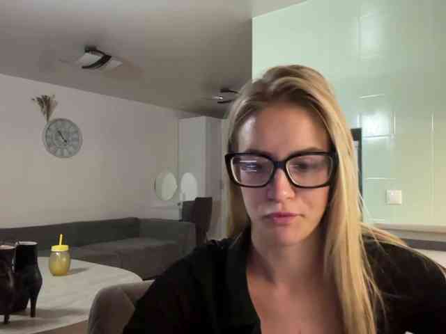 JenevaOcana webcam