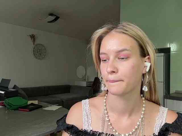 JenevaOcana webcam