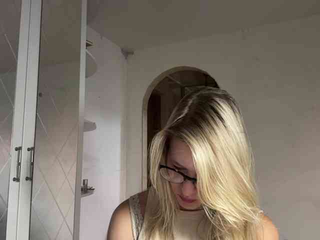 JenevaOcana webcam