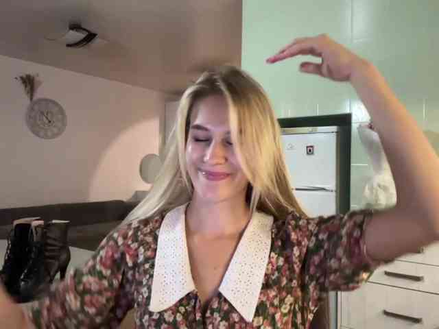 JenevaOcana webcam