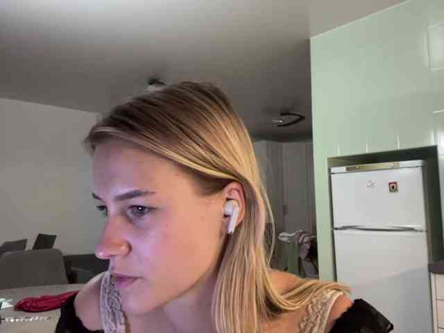 JenevaOcana webcam