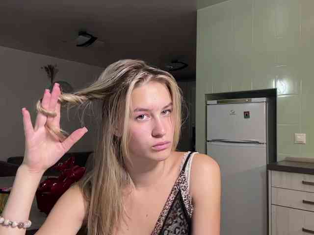 JenevaOcana webcam