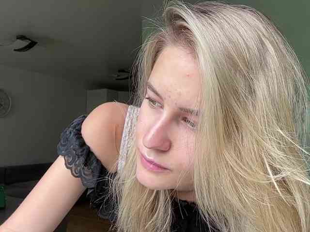 JenevaOcana webcam