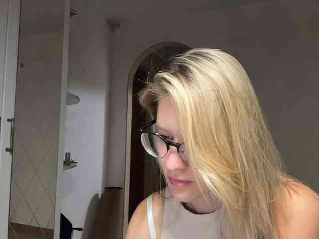 JenevaOcana webcam