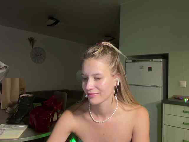 JenevaOcana webcam