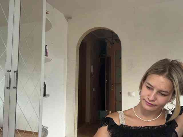 JenevaOcana webcam