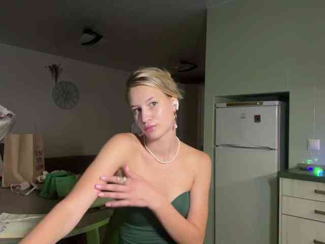 JenevaOcana webcam