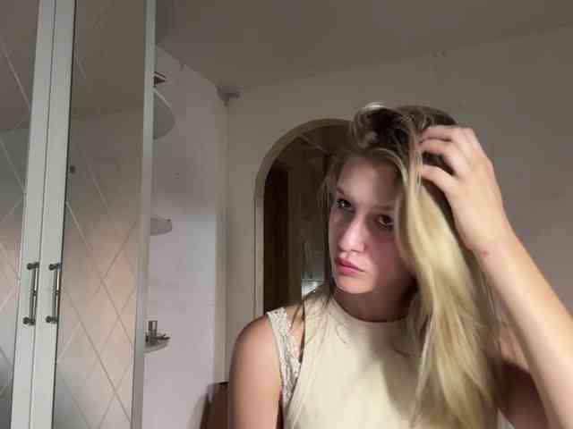 JenevaOcana webcam