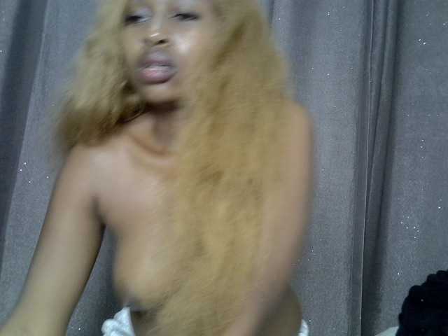 BustyAmy live webcam show