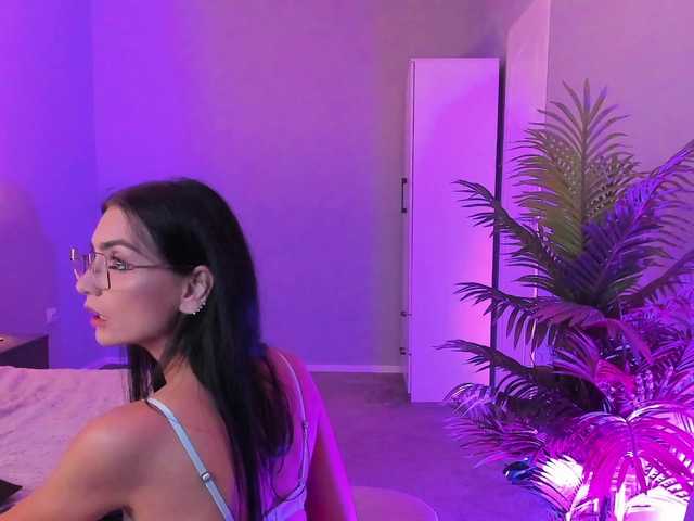 le modèle EvieBloomX est en webcam porno dans un show sur le site bongacams, il possède les tags suivants: White/Caucasian,Brunette,Shaved