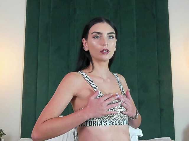 EvieBloomX live cam on BongaCams