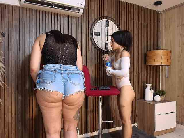 LaraAndDanna webcam