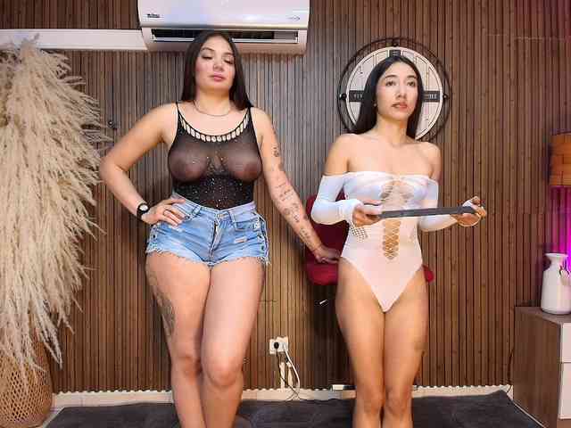 LaraAndDanna webcam