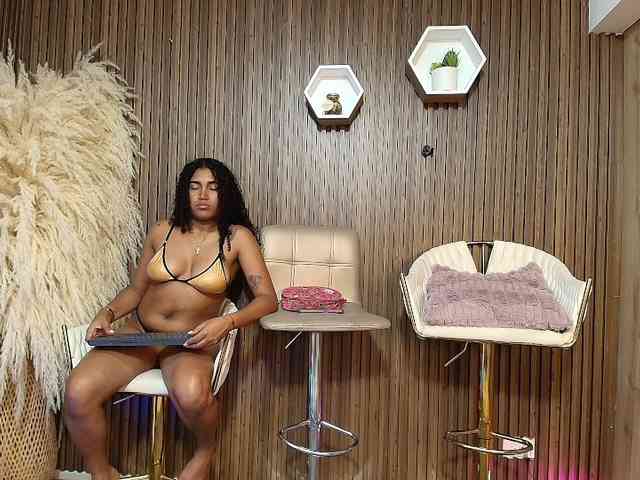 LaraAndDanna webcam
