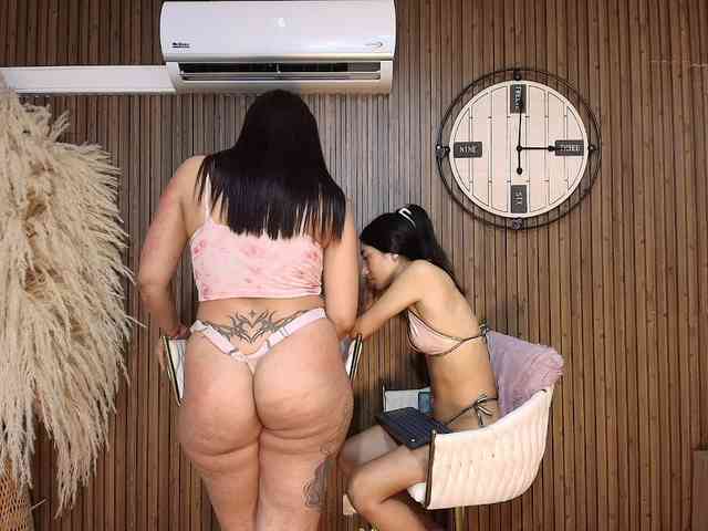 LaraAndDanna webcam