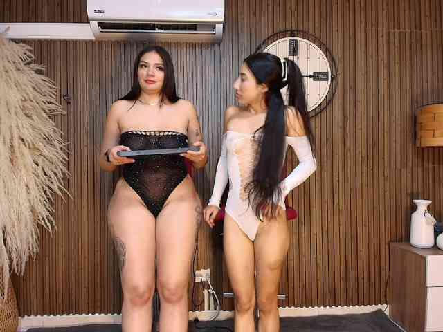 LaraAndDanna webcam
