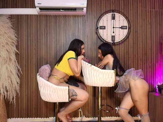 LaraAndDanna webcam