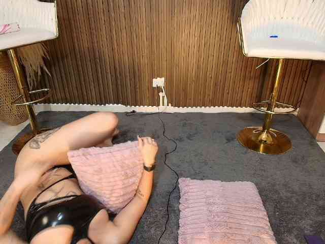 LaraAndDanna webcam