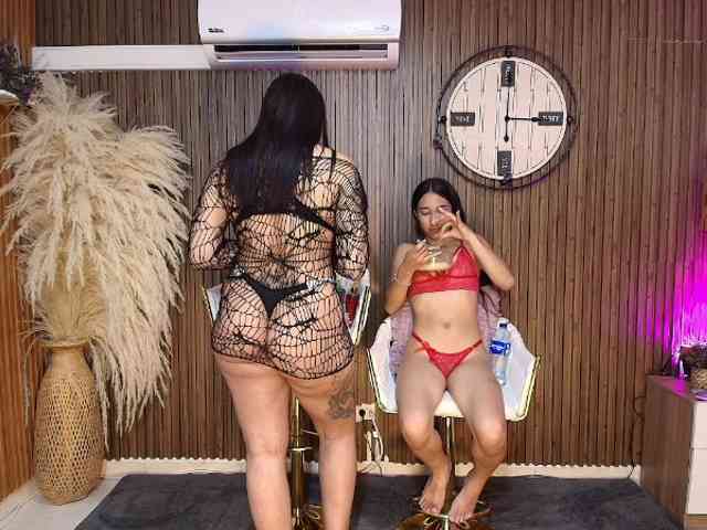 LaraAndDanna webcam