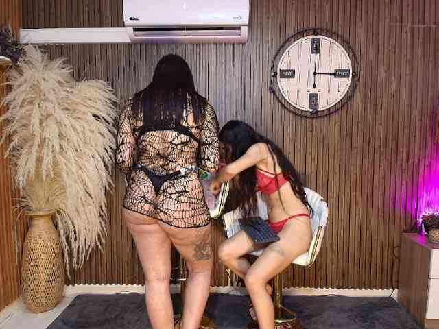 LaraAndDanna webcam