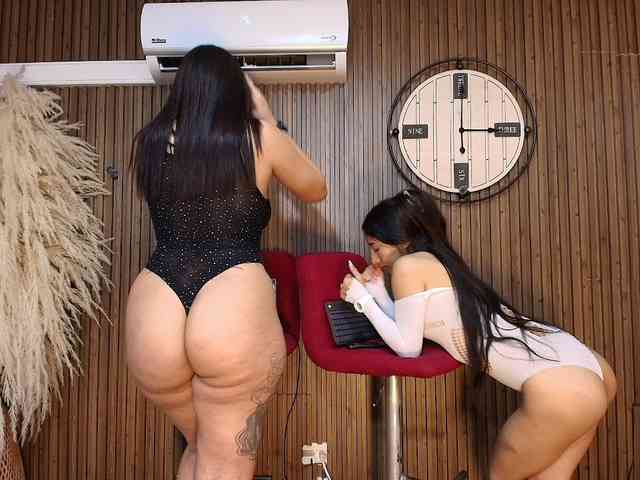 LaraAndDanna webcam