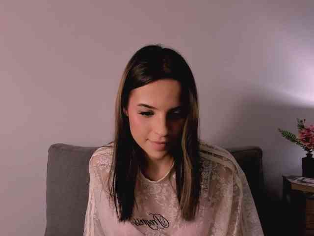 Model: HarperDelicate