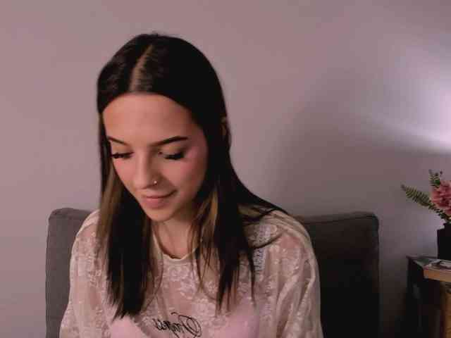Model: HarperDelicate
