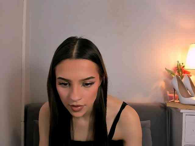 Model: HarperDelicate