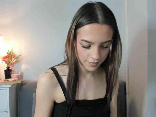 Model: HarperDelicate