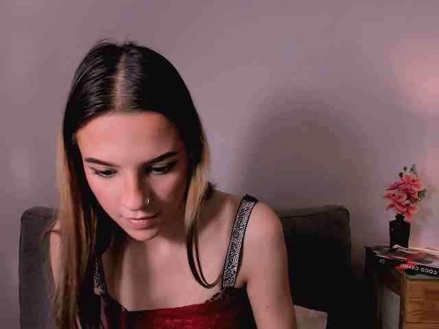 Model: HarperDelicate