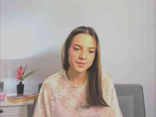 Model: HarperDelicate