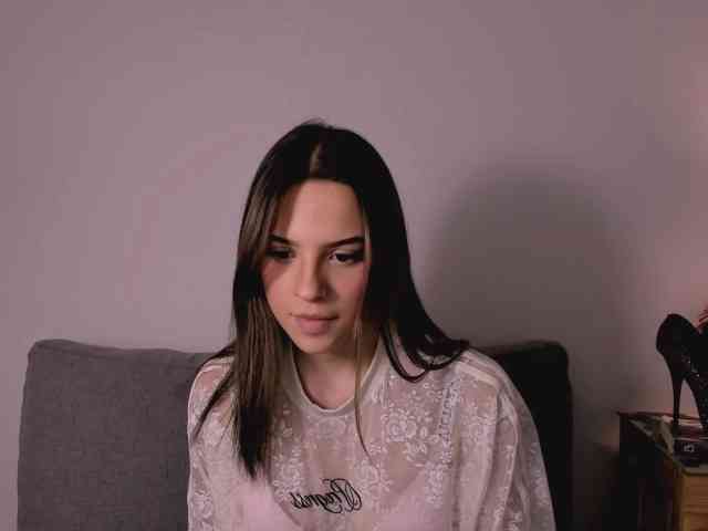 Model: HarperDelicate
