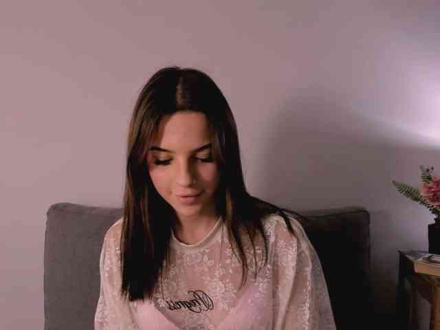 Model: HarperDelicate