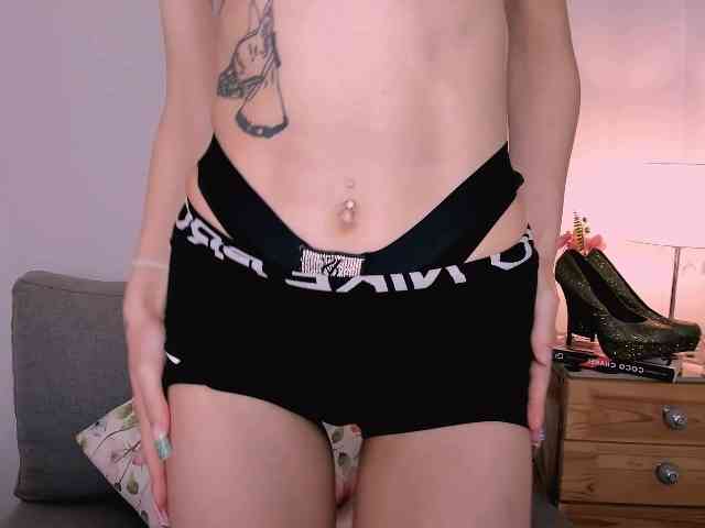 Model: HarperDelicate