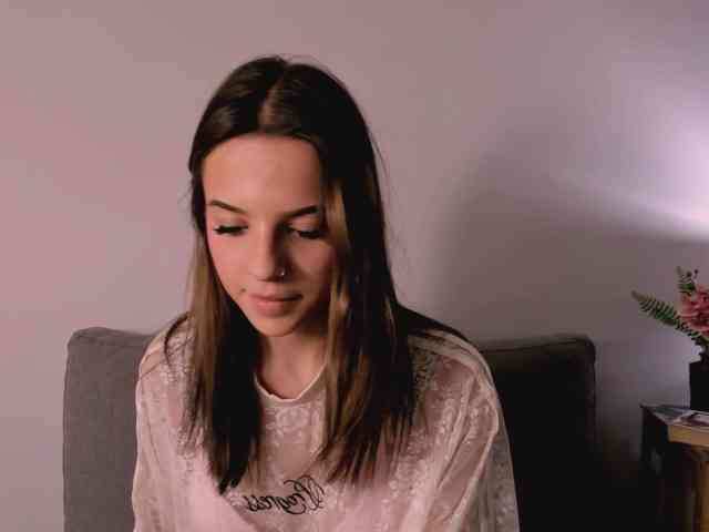 Model: HarperDelicate