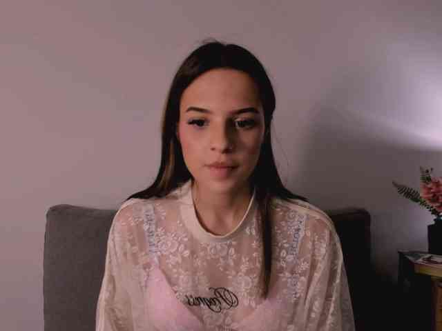 Model: HarperDelicate