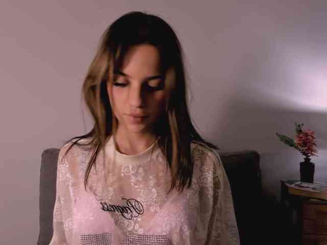 Model: HarperDelicate