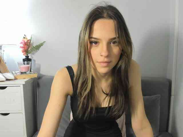 Model: HarperDelicate