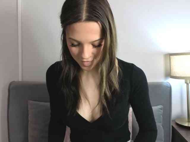 Model: HarperDelicate