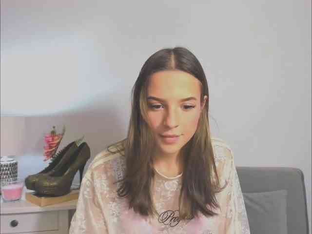 Model: HarperDelicate