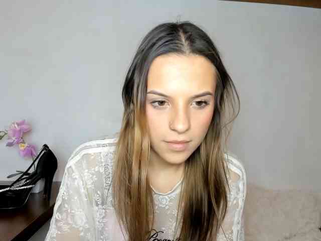 Model: HarperDelicate