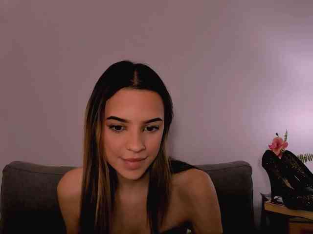 Model: HarperDelicate