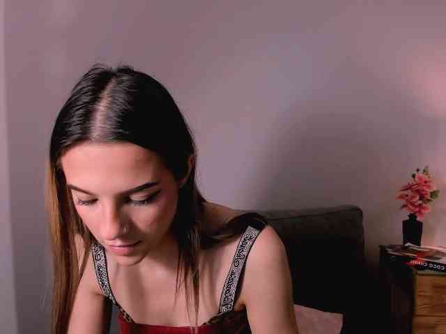 Model: HarperDelicate