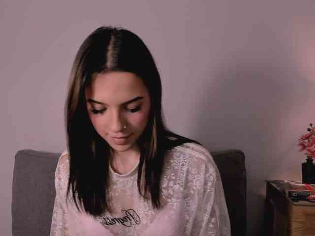 Model: HarperDelicate