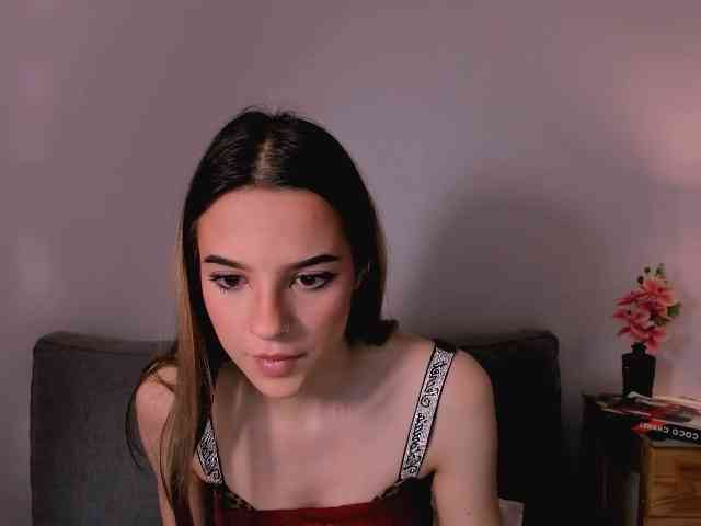 Model: HarperDelicate