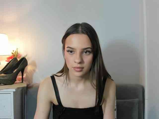 Model: HarperDelicate