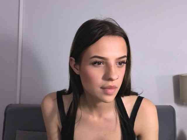 Model: HarperDelicate