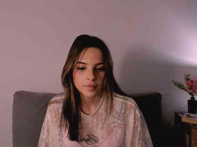 Model: HarperDelicate