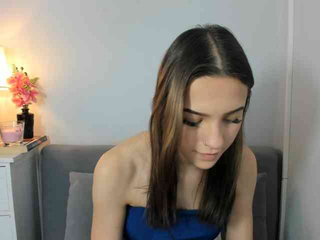 Model: HarperDelicate